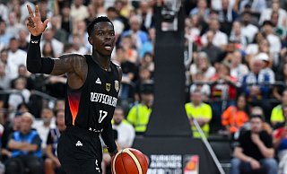 Dennis Schröder ziegt Vergleich mit Dirk Nowitzki. - Sven Hoppe/dpa