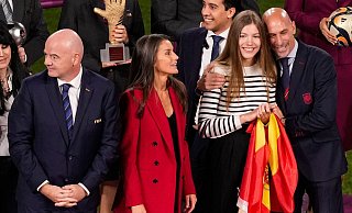 Luis Rubiales (r) umarmt Prinzessin Infanta Sofia, während Königin Letizia von Spanien und Gianni Infantino, FIFA-Präsident, nach dem Sieg der Spanierinnen auf dem Podium stehen. - Mark Baker/AP/dpa