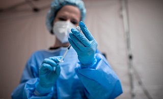 Landrat Sven-Georg Adenauer hatte schon Mitte Februar daran festgehalten, Restimpfstoffdosen weiter auch Mitarbeitenden der Kreispolizeibehörde zu verabreichen. - Symbolfoto/picture alliance