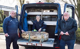 Ralf Kuhlpeter (v. l.) und Karl-Heinz Clemens vom Kampfmittelbeseitigungsdienst sowie Ordnungsamtsleiter Udo Olschewski mit der entschärften 250 Kilogramm schweren Fliegerbombe. - Lena Henning