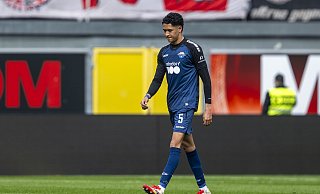 SCP-Mittelfeldspieler Santiago Castaneda verlässt nach seinem Platzverweis gegen Düsseldorf sichtlich geknickt das Spielfeld. - picture alliance/dpa
