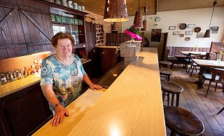 Jahrzehntelang stand Ilse Pörtner hinter der Theke. In dieser Zeit hat sich an der Einrichtung kaum etwas geändert. - Niklas Tüns