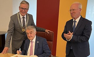 Eintrag ins Goldene Buch: Bürgermeister Michael Dreier (v. l.) NRW-Innenminister Herbert Reul und Rudolf Wansleben vom Paderborner Bürgerverein. - Susanne Göbel