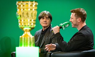 Die Pokal-Botschafter Joachim Löw (l.) und Fabian Klos werden beim DFB-Pokalfinale am 24. Mai gemeinsam die Trophäe ins Stadion bringen. - Sarah Jonek