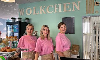 Natali Goloschewski (v.l.), Katharina Aslan und Natalya Schlej freuen sich, dass ihr Café in Bad Lippspringe gut angenommen wird. - Jule Prietzel