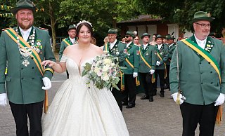 Das Königspaar Christian und Simone Hafer führte den Umzug an und wurde umjubelt. - Schützenverein