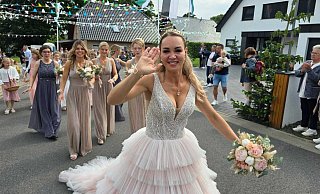 Die Stahler Alt-Schützenkönigin Ina Schmidt jubelt am Schützenfestmontag den Zuschauern zu. - Manfred Bues