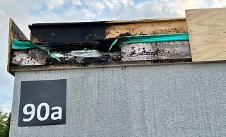 Dachdeckerarbeiten könnten den abendlichen Brand in einer Firma im Bielefelder Süden ausgelöst haben. Die Feuerwehr hat mit einer speziellen Methode die Flammen im Flachdach schnell unter Kontrolle bekommen. - Barbara Franke