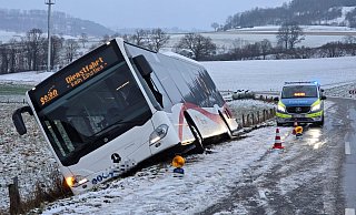 Bei Ovenhausen rutschte dieser Linienbus auf Schneematsch und Eis in den Straßengraben. - Thomas Kube