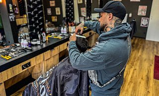 Ein Kunde wird im Bielefelder Barbershop "frischgemacht". - Paul Brinkmann