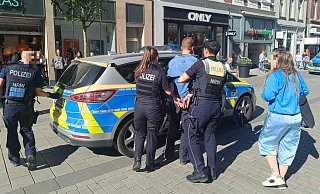 Weil der Mann wiederholt aggressiv wurde, führten ihn die Beamten ab. - Claus Frickemeier