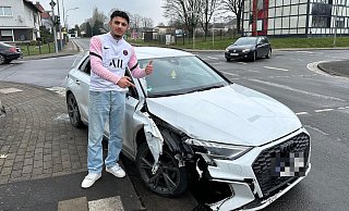 Daumen hoch, da Fahrer und Beifahrer unverletzt geblieben sind: Der Beifahrer zeigt seine Erleichterung darüber, dass es beim Blechschaden geblieben ist. - Claus Frickemeier