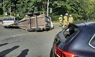 Die Bundesstraße 7 bei Warburg war nach einem Unfall zwischen zwei Autos - eines davon mit Pferdeanhänger - komplett gesperrt. - Dieter Scholz
