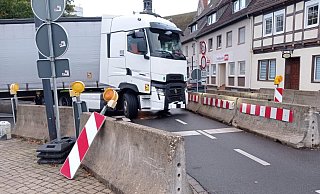 Ein Lastwagen hatte sich am Montagmorgen in den Betonelementen an der Höxteraner Weserbrücke festgefahren. - Michaela Bast
