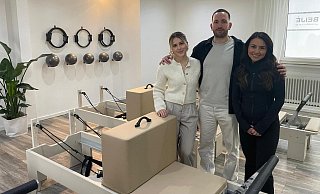 Janset Öztürk (v.l.), Ediz Oztürk und Betül Ercan haben ein neues Sportstudio in Paderborn eröffnet und bieten die neue Trend-Sporart Reformer Pilates an. - Jule Prietzel