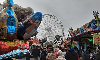 Volksfeststimmung am Feiertag: Die Warburger Wiesn lockt Gäste an, darunter viele Familien mit Kindern. - Simone Flörke