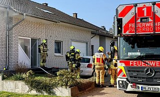 Zwei Frauen sind am Montagmorgen bei einem Kellerbrand in Paderborn-Wewer verletzt worden. - Ralph Meyer