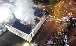 Bei dem Feuer am 16. Januar hat die Nieheimer Sparkassen-Filiale Schaden genommen - wenn auch weniger als zunächst befürchtet. Nun wird sie umgebaut und modernisiert. - Feuerwehr steinheim