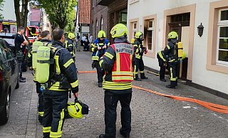 Einen Tag nach dem tödlichen Brand ist die Feuerwehr in dem Haus an der Herforder Credenstraße wieder im Einsatz. - Claus Frickemeier