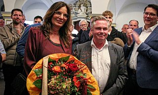 Vor fünf Jahren noch war das Bild ähnlich. Nur 2020 musste Anke Theisen noch Tim Kähler gratulieren – diesmal ist es andersherum. Mit mehr als 1.000 Stimmen Vorsprung entscheidet die 56-Jährige die Stichwahl für sich und wird erste Frau auf dem Bürgermeister-Posten. Ich bin überwältigt, sagte sie. - Moritz Trinsch Vor fünf Jahren noch war das Bild ähnlich. Nur 2020 musste Anke Theisen noch Tim Kähler gratulieren – diesmal ist es andersherum. Mit mehr als 1.000 Stimmen Vorsprung entscheidet die 56-Jährige die Stichwahl für sich und wird erste Frau auf dem Bürgermeister-Posten. Ich bin überwältigt, sagte sie. - Moritz Trinsch