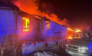 Die Werkstatt in Salzkotten-Verne stand beim Eintreffen der 80 Einsatzkräfte in Vollbrand. - Feuerwehr Salzkotten