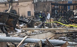 Am Tag nach dem Brand nimmt Brandermittler Marvin Kuschel von der Kriminalpolizei Höxter die Ruine einer abgebrannten Produktionshalle in Brakel in Augenschein. - Burkhard Battran