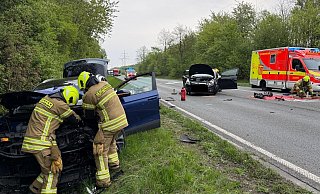 Auf der B64 bei Paderborn stießen am Mittwochmorgen ein VW ID4 und ein Opel Corsa zusammen. - Feuerwehr Paderborn