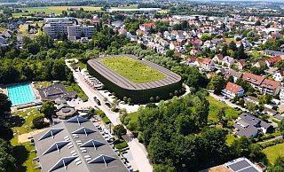 Die neue Eisarena soll ein begrüntes Dach und eine Photovoltaikanlage bekommen. So stellen es sich die Planer vor. Gegenüber der Arena befindet sich auf dieser Animation das Freibad „Im kleinen Felde“.?Foto: Visualisierung: Jahn-Group - Visualisierung: Jahn-Group