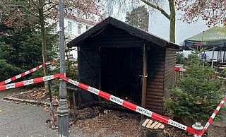 Diese Weihnachtshütte stand in Vollbrand und konnte von der Feuerwehr nicht mehr gerettet werden. - Claus Frickemeier