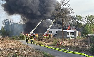 Die ehemaligen Boulderhalle in Senne wurde bei dem Brand am 22. April komplett zerstört. Jetzt gibt es neue Erkenntnisse der Ermittler. - Paul Brinkmann