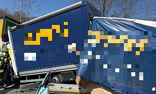 Der Iveco-Kleintransporter mit Anhänger war auf den stehenden Lastzug aufgefahren. Der Fahrer wurde in seiner Kabine eingeklemmt. - Feuerwehr Warburg