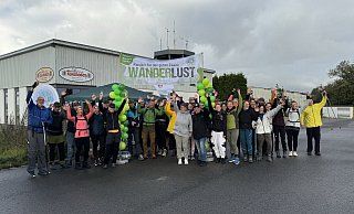 Sie setzen ein deutlich sichtbares Zeichen für die Wanderlust, hier am Café Räuschenberg. - Privat