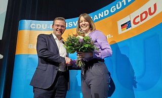 CDU-Kreisvorstand Raphael Tigges gratuliert in der Gütersloher Stadthalle Ina Laukötter. Sie wird nun die Kandidatin der CDU für die Landratswahl im Herbst. - Ludger Osterkamp CDU-Kreisvorstand Raphael Tigges gratuliert in der Gütersloher Stadthalle Ina Laukötter. Sie wird nun die Kandidatin der CDU für die Landratswahl im Herbst. - Ludger Osterkamp