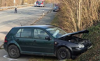 Der VW Golf eines 55-Jährigen geriet auf der B64 bei Brakel aus bisher unklarer Ursache auf die Gegenfahrbahn, wo er mit einem Audi kollidierte. - Burkhard Battran