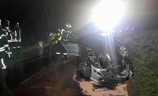 Der 32-jährige Fahrer eines Mercedes ist bei dem Unfall auf der L863 zwischen Tietelsen und Erkeln schwer verletzt worden. - Simone Flörke