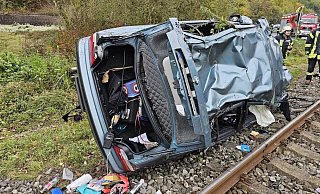 Der BMW des jungen Fahrers wurde bei dem Unfall zwischen Höxter und Godelheim ziemlich zerstört. Er blieb auf der Seite auf den Gleisen liegen. - FFW Höxter
