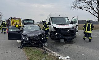 Während der Unfallaufnahme und der Bergungsmaßnahmen war der Boker Damm im Bereich der Unfallstelle für rund zwei Stunden gesperrt. - Feuerwehr Salzkotten