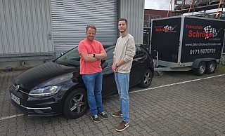 Konnten die geplante Fahrprüfung aufgrund eines Streiks beim TÜV am Donnerstag nicht durchführen: Markus Heitmann (l.), Fahrlehrer bei der Fahrschule Schröder, sowie Fahrschüler Jannik Schulz aus Spenge. - Fahrschule Schröder
