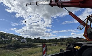 Ein Spezialkran musste das Fahrzeug aus der Weser bei Höxter heben. - Feuerwehr Höxter