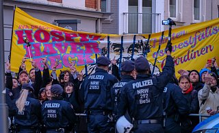 Während die Beweissicherungseinheit der Polizei Gegendemonstranten filmt, schwingen Neonazis Reden, die nun vom Staatsschutz geprüft werden müssen. - Andreas Zobe