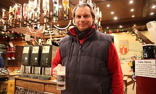 Raoul Krameyer verkauft auf dem Herforder Weihnachtsmarkt Glühwein am Gänsemarkt. Eine Tasse kostet - wie bei seinen Kollegen - drei Euro. - Annika Könntgen