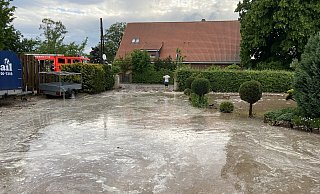 Bei der Familie Maglica kam das Wasser am 20. Mai von zwei Seiten, hinterm Grundstück vom Hang, vor dem Grundstück von der Löhner Straße. - Papon-Maglica