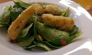 Ungewöhnlich und lecker: Feldsalat mit paniertem Spargel.