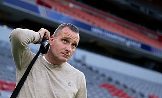 Brügges Trainer Nicky Hayen beim Rundgang durch die Allianz Arena. - Sven Hoppe/dpa