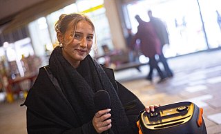 Nach dem vorzeitigen Abgang bei DSDS stellt sich Anna-Sophie Dück seit Donnerstag einer neuen Herausforderung: dem Publikum in der Bielefelder Altstadt. - Maik-Dennis Müller