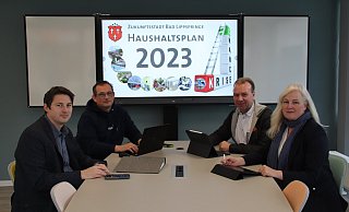 Kämmerer Till Kremeyer (v. l.), Bernd Gehle (allgemeiner Vertreter des Bürgermeisters), Bürgermeister Ulrich Lange und Tanja Berghahn-Macken (Leiterin Stadtentwicklung) haben den Haushaltsplanentwurf für das Jahr 2023 vorbereitet und am Abend in der Ratssitzung vorgestellt. - Stadt Bad Lippspringe