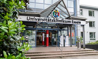 Auf der Intensivstation des Universitätsklinikums Essen soll ein Detmolder Arzt den Tod von drei seiner Patienten mit der Gabe von Medikamenten in tödlicher Dosis herbeigeführt haben. In zwei Fällen ist er rechtskräftig verurteilt. - picture alliance/dpa
