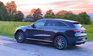 Der Mercedes EQC: Mit 408 Elektro-PS und erstaunlicher Dynamik bewegen sich die 2,5 Tonnen durch den Alltagstest. - Maximilian Mühlenweg Der Mercedes EQC: Mit 408 Elektro-PS und erstaunlicher Dynamik bewegen sich die 2,5 Tonnen durch den Alltagstest. - Maximilian Mühlenweg