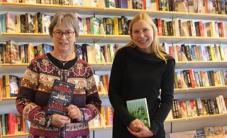 Vor 40 Jahren hat Ingrid Schürmann (l.) zusammen mit Angelika Lorre, die inzwischen in Ruhestand gegangen ist, die Buchhandlung Lienstädt und Schürmann in Espelkamp eröffnet. Ihre langjährige Mitarbeiterin Carola Peitsmeyer ist seit 30 Jahren in der Buchhandlung tätig. - Klaus Frensing