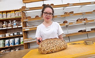 Die 25-jährige Nina Knoke hat in der Ottbergener Bäckerei der Lebenshilfe ihren Traumjob gefunden – der Weg dorthin war aber durchaus steinig. - Madita Schellenberg